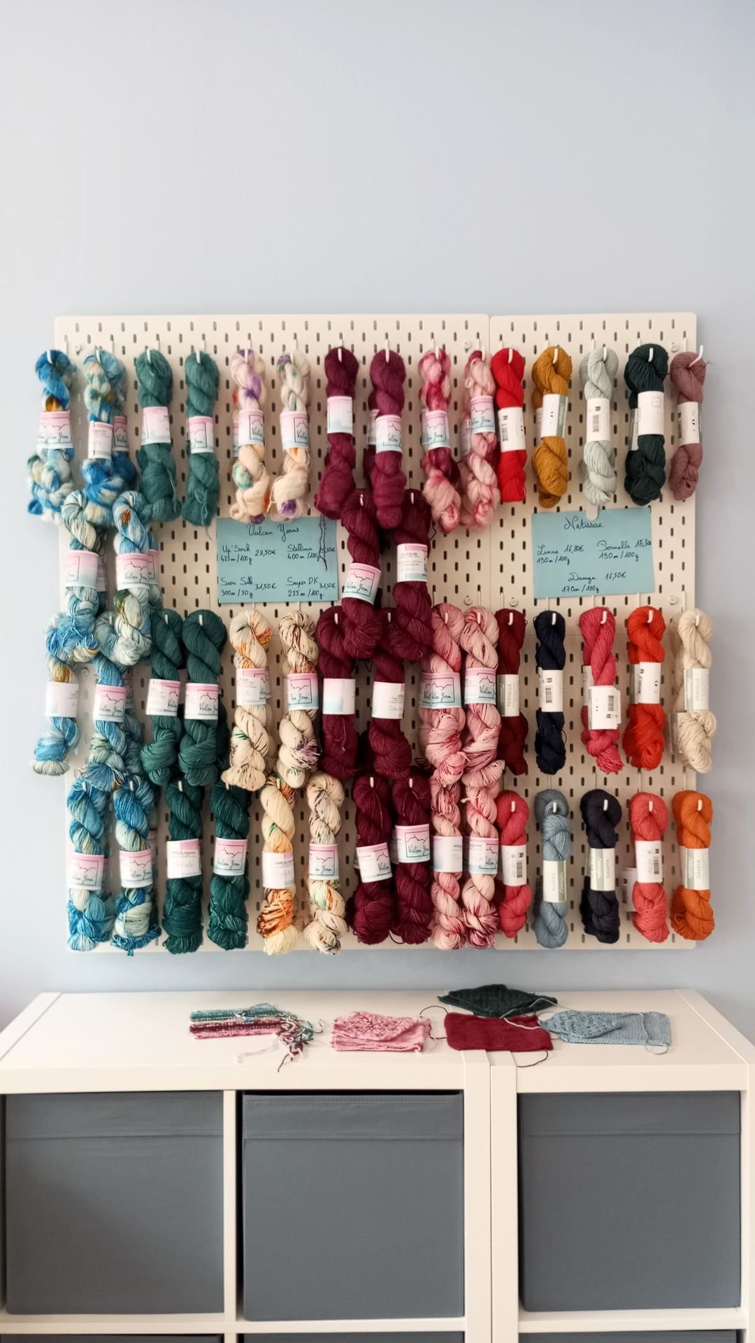 Exposition de laine teinte à la main